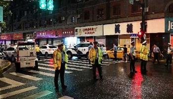 上海一女子遭商铺掉落玻璃砸中去世上海女子遭遇商铺玻璃掉落悲剧离世，引发社会关注与反思