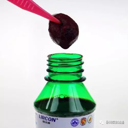 碘伏是否可以消毒碘伏可以消毒。它是一种常见的消毒剂，通常用于皮肤表面的消毒。碘伏中的碘元素可以破坏细菌或病毒的外膜，从而杀死细菌或病毒。因此，当皮肤表面出现伤口或感染时，可以使用碘伏进行消毒处理。但请注意，对于特定类型的伤口或感染情况，最好咨询医生或专业人士的建议。